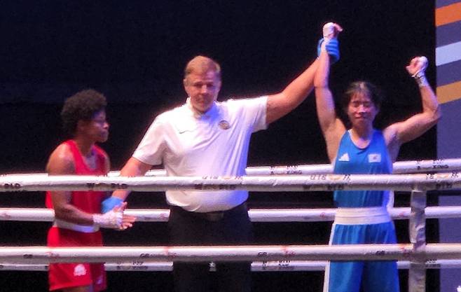 11일 세계복싱선수권대회 여자 54kg급 8강전에서 판정승을 거둔 임애지(오른쪽). 대한복싱협회 제공