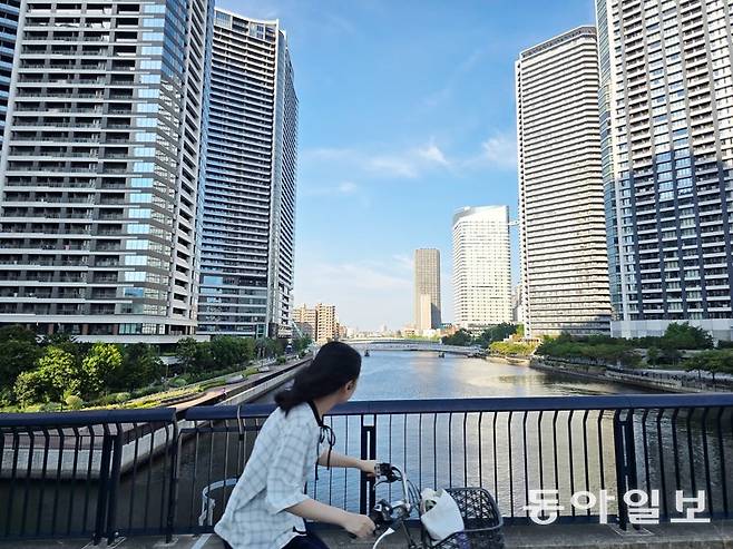 지난달 29일 일본 도쿄 주오구의 고층 맨션들 사이로 주민이 지나가고 있다. 공급 부족과 엔저, 외국인 투자 증가 등이 맞물리면서 최근 1년 새 도쿄의 맨션 가격은 38% 폭등했다. 도쿄=황인찬 특파원 hic@donga.com
