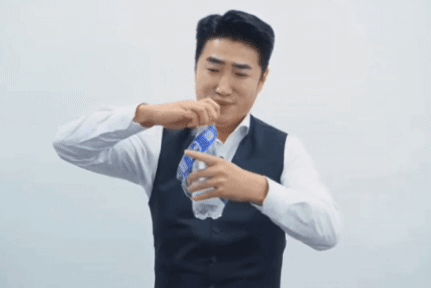 장동민이 직접 페트병 라벨 제거 기술을 시연하고 있다. 사진=푸른하늘 유튜브