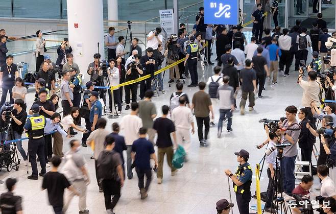 미국 조지아주 엘러벨의 현대자동차그룹-LG에너지솔루션 배터리 합작공장 건설현장에서 미국 이민 당국에 체포·구금됐다가 석방된 한국인 근로자들이 구금된지 8일만인 9월12일 오후 인천국제공항을 통해 귀국하고 있다. 사진공동취재단/박형기 기자 oneshot@donga.com