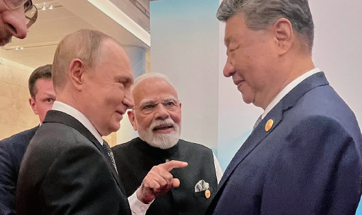 모디(가운데)가 9월 1일 중국 톈진에서 푸틴, 시진핑과 대화를 나누고 있다. /사진 AP연합