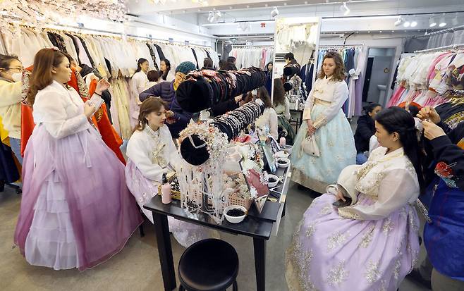 서울 경복궁 앞 한 한복대여소에서 외국인 관광객들이 한복대여를 위해 분주하게 단장을 하고 있다. 윤운식 선임기자 yws@hani.co.kr