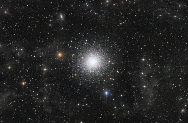 별과 성운 부문 1위 ‘허큘리스 대성단’. © Distant Luminosity group