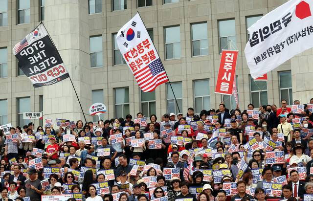 12일 서울 여의도 국회 본청 앞 계단에서 국민의힘이 주최한 ‘야당 탄압 독재정치 규탄 대회’에서 부정선거 의혹을 제기하는 이들이 외치는 구호 ‘스톱 더 스틸(Stop the Steal)이라고 적힌 대형 깃발이 휘날리고 있다. 김경호 선임기자 jijae@hani.co.kr
