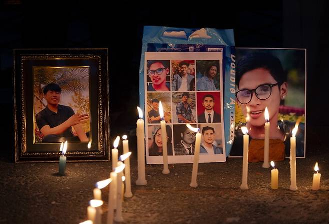 지난 11일 네팔 수도 카트만두에 있는 한 병원 영안실 밖에서 시위 희생자들의 가족들이 촛불 추모 집회에 참여하고 있는 모습. EPA 연합뉴스