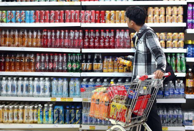 6일 베트남 하노이의 쇼핑몰 탄산음료 코너에서 한 시민이 제품을 고르고 있다. 하노이=허경주 특파원