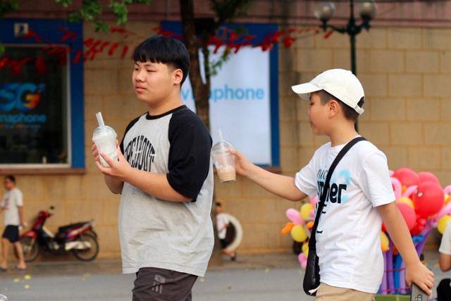 지난달 31일 베트남 하노이 시내에서 아이들이 일회용 플라스틱 컵에 담긴 음료를 마시며 길을 걷고 있다. 하노이=허경주 특파원
