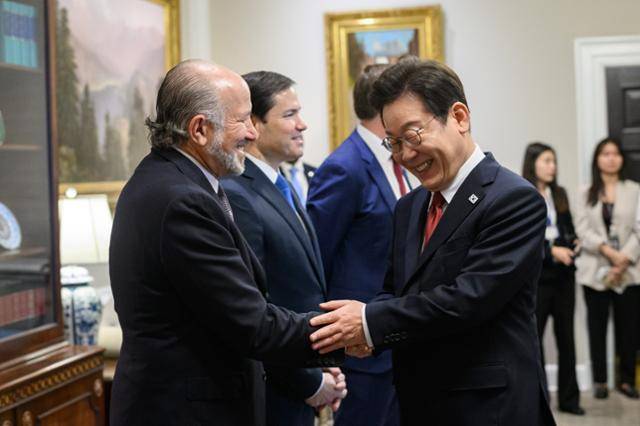 이재명 대통령이 지난달 25일 미국 워싱턴백악관에서 도널드 트럼프 미국 대통령과의 정상회담을 앞두고 하워드 러트닉 미 상무부 장관과 악수하고 있다. 백악관 제공