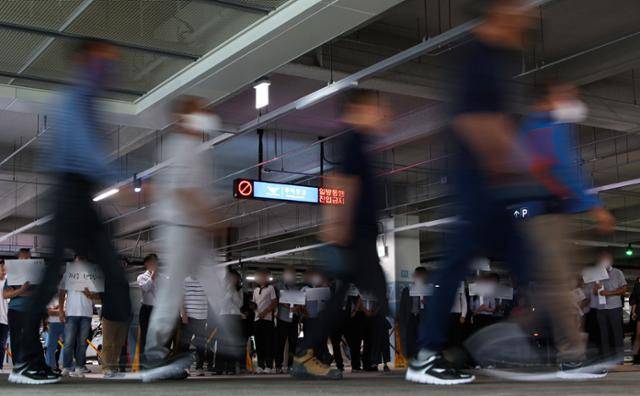 미국 이민당국에 체포·구금됐다가 석방된 한국인 근로자들을 태운 버스가 12일 인천국제공항 장기주차장에 도착하고 있다. 최주연 기자