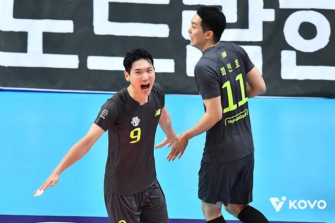 박주형(왼쪽)과 최민호. 사진=KOVO