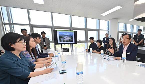 지난 11일 이현재 하남시장(맨 오른쪽)이 오성애 광주하남교육지원청 교육장과 지역 초등학교 학교운영위원장, 학부모회장 등 학부모 대표, 주민대표 등이 참여한 가운데 미사5중(가칭 한홀중) 관리 대책을 논의하고 있다. [사진=하남시]