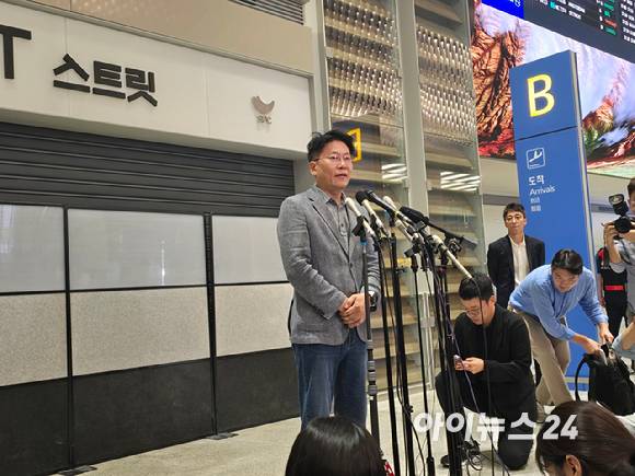 김동명 LG에너지솔루션 최고경영자(CEO)가 12일 오후 인천국제공항에서 기자들의 질문에 답하고 있다. [사진=김종성 기자]