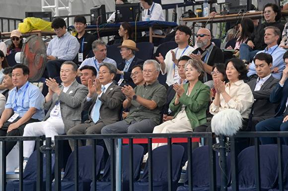 강기정 광주시장이 문재인 전 대통령.김정숙 여사와 함께 '광주 2025 현대세계양궁선수권대회' 리커브 여자 개인전을 관람하고 있다. [사진=광주시]