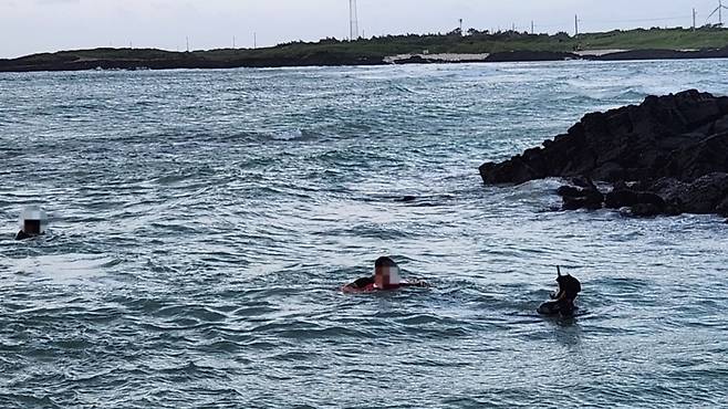 어제(11일) 오후 제주시 구좌읍 김녕해수욕장에서 물놀이를 하다 파도에 휩쓸린 3명이 구조되는 모습