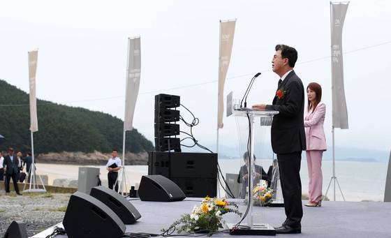 2023년 9월 15일 충남 보령시 원산도에서 열린 소노호텔앤리조트 기공식에서 김태흠 충남지사가 인사말을 하고 있다. [사진 충남도]