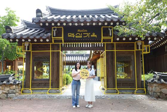 지난 28일 경주에 문을 연 맥심의 팝업스토어 '맥심가옥'의 전경. 사진 동서식품