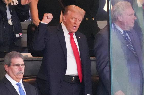 도널드 트럼프 미국 대통령이 11일(현지시간) 미국 뉴욕 양키스타디움에서 열린 뉴욕 양키스 야구 경기에 참석해 제스처를 취하고 있다. 로이터=연합뉴스