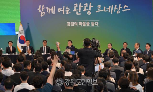 ▲ 이재명 대통령이 12일 강원도 춘천시 강원창작개발센터에서 열린 네 번째 타운홀 미팅 ‘강원의 마음을 듣다’에서 강원도민들의 질문에 답변하고 있다. 김정호 기자