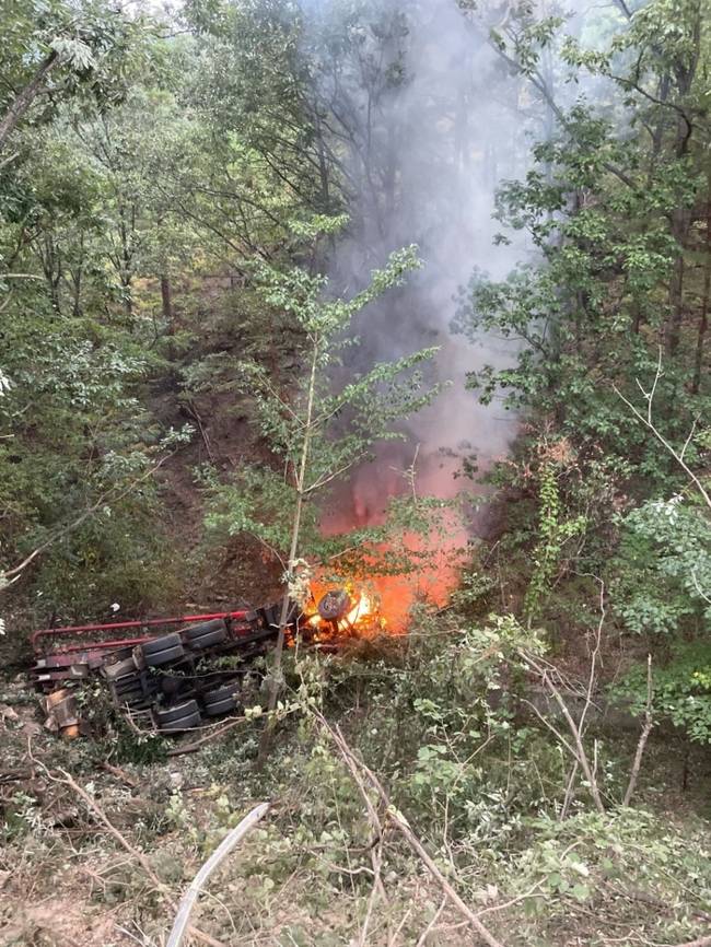 ▲ 12일 오전 6시 24분쯤 삼척시 도계읍 건의령로에서 23t 펌프카가 가드레일을 들이받고 30m 아래 산비탈로 추락했다. 강원소방본부 제공