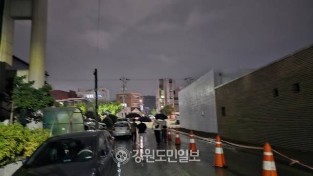 ▲ 강릉에 비가 내리기 시작한 12일 밤 시민들이 우산을 쓰고 거리를 걷고 있다. 최동열