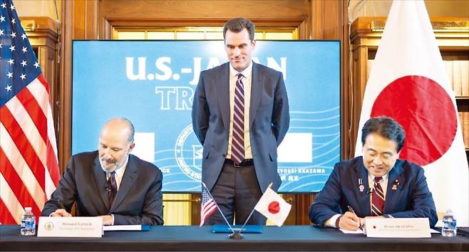 < 美·日 투자펀드 서명 > 하워드 러트닉 미국 상무장관(왼쪽)과 아카자와 료세이 일본 경제재생상이 4일(현지시간) 미국 워싱턴DC 상무부에서 일본이 미국에 약속한 5500억달러 투자펀드 양해각서(MOU)에 서명하고 있다. 도널드 트럼프 미국 대통령은 이날 미·일 무역합의를 문서화한 행정명령에 서명했다. 러트닉 장관 X 캡처
