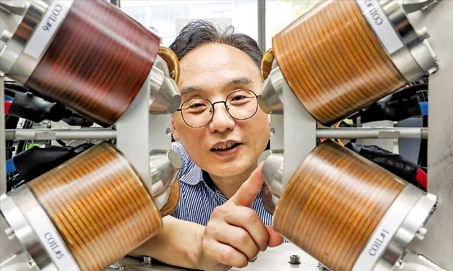 하정익 서울대 전력연구소장이 심장 혈관 수술용 자기장 정밀 제어 로봇을 설명하고 있다. 외부에서 조이스틱으로 조종하면 로봇 팔 끝부분이 혈관 안에서 자력을 통해 정밀하게 움직여 완전 자동화 수술을 돕는다. 분당 서울대병원이 동물실험에 활용 중이다. 실제 크기는 가로세로 3m에 달한다. ﻿ 임형택 기자