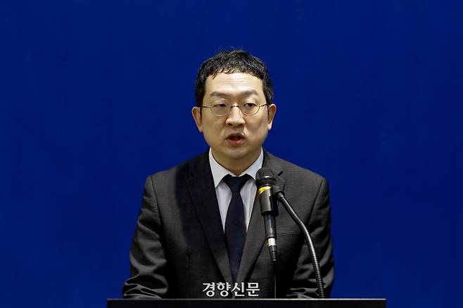 순직 해병 특검팀의 정민영 특별검사보가 지난달 26일 서울 서초구 특검 사무실에서 수사 관련 브리핑을 하고 있다. 문재원 기자