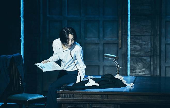 연극 <프리마 파시>에서 테사를 연기하는 배우 김신록. 야심만만한 변호사 테사가 성폭력 피해자가 되어 법 체제와 맞서는 싸움을 그린다. 성폭력 재판에서 피해자가 감내해야 하는 가혹한 입증 책임과 법 체제의 허점을 날카롭게 포착하며 깊은 울림을 안긴다. 쇼노트 제공