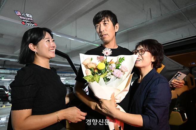 미국 이민당국에 의해 조지아주에 구금됐던 한국인 노동자 조영희씨가 12일 인천국제공항 제2여객터미널을 통해 귀국한 뒤 장기주차장에서 아내와 어머니를 만나고 있다.  공항사진기자단
