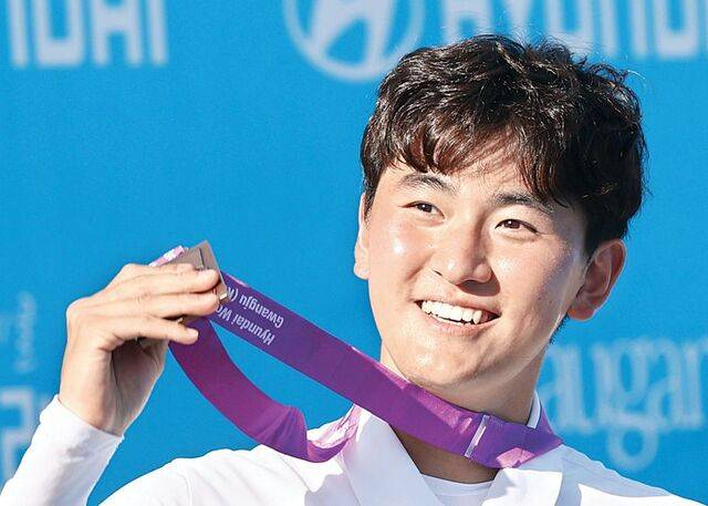 김제덕이 11일 광주 5·18 민주광장 특설경기장에서 열린 2025 광주 세계양궁선수권대회 리커브 남자 개인전 시상식에서 동메달을 든 채 환하게 웃고 있다. 연합뉴스