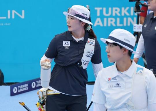 함께 과녁 바라보는 강채영-안산. 사진[연합뉴스]