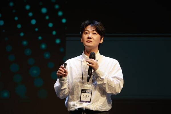 ▲이석로 허니비스튜디오 대표가 지난 4일 미디어오늘이 주최한 2025 미디어의 미래 콘퍼런스에서 발표하는 모습. 사진=김용욱 기자