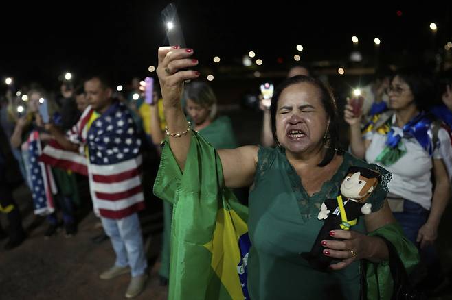 자이르 보우소나루 브라질 전 대통령의 지지자들이 11일(현지시간) 브라질리아에서 가택 연금 중인 그의 자택 근처에서 그를 지지하는 기도회를 열고 있다. AP연합뉴스