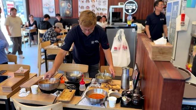 손석우 더진국 대표가 가맹점 매장 지원에 나서는 모습. <부자비즈>