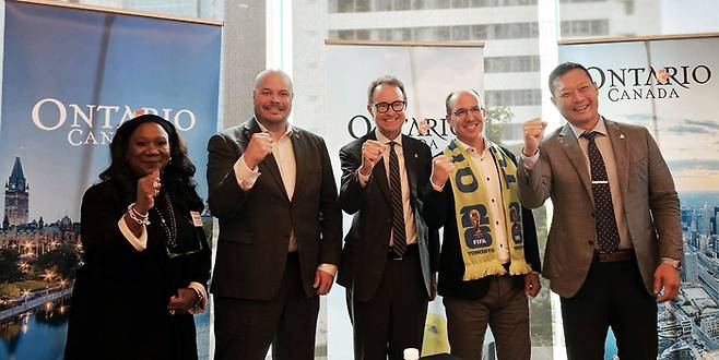 사진 왼쪽부터 데브라 맨실로 부사장, 마이클 크로캣 대표, 데이비드 아담스 대표, 앤드류 위어 대표, 스탠 조 장관 / 사진 = 장주영 여행+ 기자