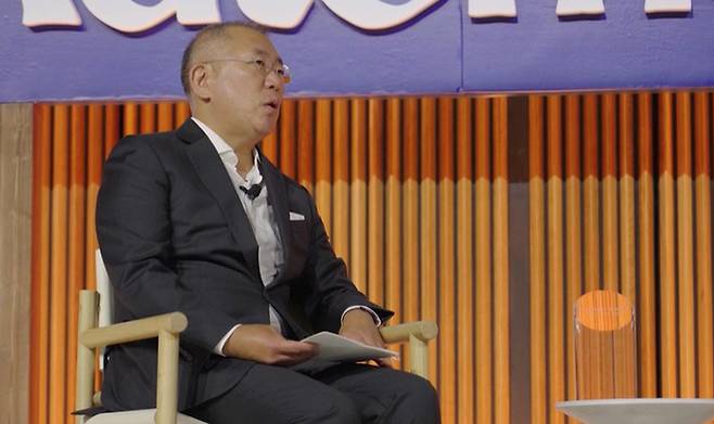 정의선 현대차그룹 회장이 11일(현지시간) 미국 디트로이트에서 열린 오토모티브뉴스 콩그레스에서 발언하고 있다. 정 회장은 이날 미국 이민 당국에 체포·구금됐던 한국인 근로자들이 풀려나 귀국하는 것과 관련, “안전하게 집으로 돌아가고 있다는 소식을 듣고 안도감을 느꼈다”고 밝혔다. [사진 = 오토모티브뉴스 캡처]