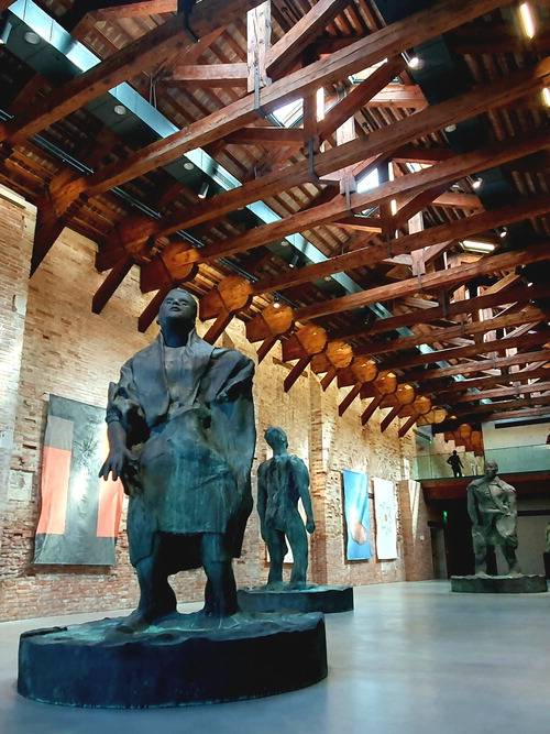 푼타 델라 도가나 미술관
토마스 쉬테 '바람 속의 남자 1·2·3'(2018).