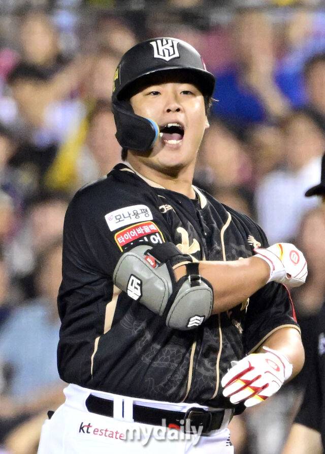 KT 강백호가 대타로 나와 LG 김영우에게 1타점 적시타를 친 뒤 포효하고 있다 / 잠실 = 유진형 기자 zolong@mydaily.co.kr