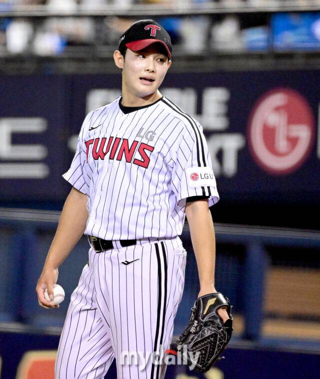 LG 김영우가 동점을 허용한 뒤 아쉬워하고 있다 / 잠실 = 유진형 기자 zolong@mydaily.co.kr