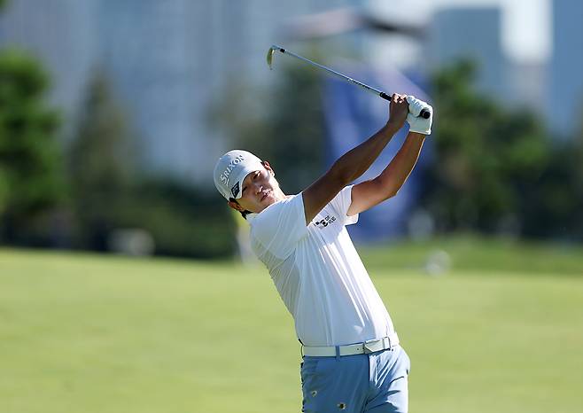 16번 홀에서 아이언 샷을 날리고 있는 양지호. [사진=KPGA]