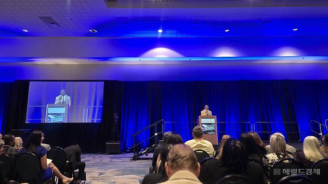 미국 플로리다주 올랜드의 로젠센터호텔에서 열린 제38회 연례 부담가능주택(Affordable Housing) 컨퍼런스에서 아숀 네스빗(Ashon Nesbitt)  플로리다주택연합회장이 축사를 하고 있다. 홍승희 기자