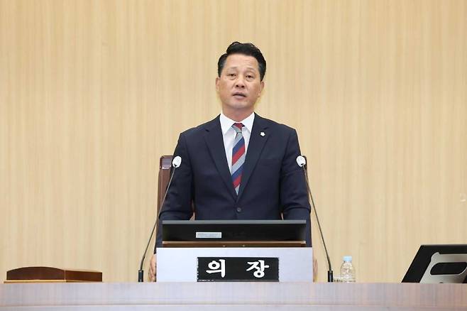 강영구 의장이 제280회 임시회 제6차 본회의 폐회를 선언하고 있다[예천군의회제공]