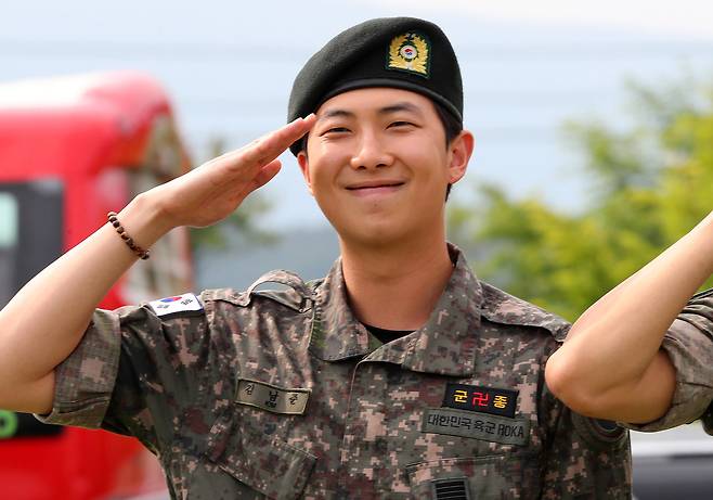 군 복무를 마친 방탄소년단 RM이 지난 6월10일 강원 춘천시 한 부대 인근에서 전역인사를 하고 있다. [뉴시스]