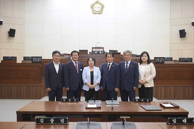 안동시 의회가 제260회 임시회 제1차 본회의에서 예산결산특별위원회를 새롭게 꾸렸다. 사진은 선임된 예결위가 기념사진을 찍고 있다.[안동시 의회 제공]