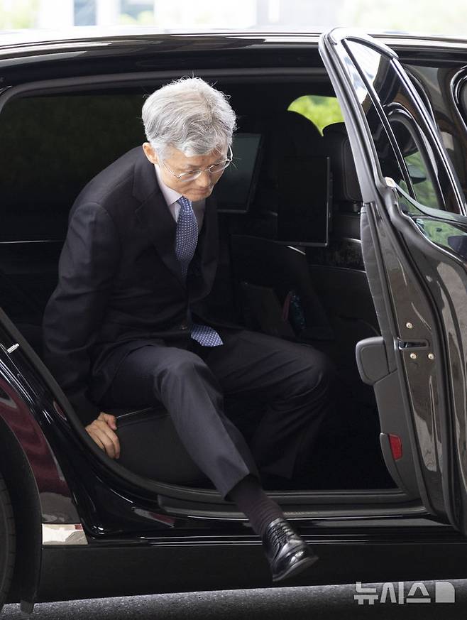 [서울=뉴시스] 김근수 기자 = 조희대 대법원장이 12일 서울 서초구 대법원으로 출근하고 있다. 대법원은 오늘 더불어민주당이 추진하는 사법개혁에 대한 대책 논의를 위해 전국법원장회의를 소집한다. 이번 임시회의에선 민주당의 사법개혁 5대 의제에 대해 논의할 예정이다. 2025.09.12. ks@newsis.com