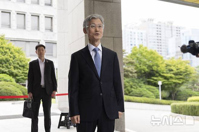 [서울=뉴시스] 김근수 기자 = 조희대 대법원장이 12일 서울 서초구 대법원으로 출근에 앞서 취재진 질문에 답하고 있다. 대법원은 오늘 더불어민주당이 추진하는 사법개혁에 대한 대책 논의를 위해 전국법원장회의를 소집한다. 이번 임시회의에선 민주당의 사법개혁 5대 의제에 대해 논의할 예정이다. 2025.09.12. ks@newsis.com