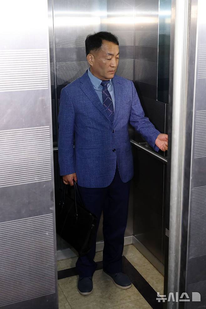 [서울=뉴시스] 조성우 기자 = 김계환 전 해병대 사령관이 12일 오전 서울 서초구 순직 해병 특별검사팀 사무실에서 피의자 소환 조사를 받기 위해 출석하고 있다. 2025.09.12. xconfind@newsis.com