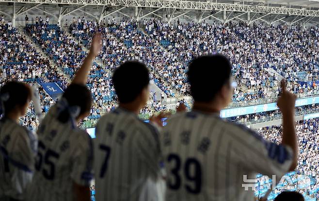 [대구=뉴시스] 이무열 기자 = 한국프로야구가 단일 시즌 최다 관중 신기록을 작성했다. 대구에는 2만4000명 만원 관중이 들어차며 삼성은 시즌 47번째 홈 경기 매진을 기록했다. 인천에는 2만1529명이, 창원에는 6590명의 관객이 찾았다.이에 이날 경기 전까지 1084만9054명을 기록했던 올 시즌 총관객 수는 지난해 1088만7705명을 뛰어 넘는 1090만1173명을 달성했다. 사진은 이날 대구 수성구 삼성라이온즈파크에서 열린 KBO 리그 키움 히어로즈와 삼성 라이온즈의 경기에서 관중들이 열띤 응원을 하고 있다. 2025.09.05. lmy@newsis.com
