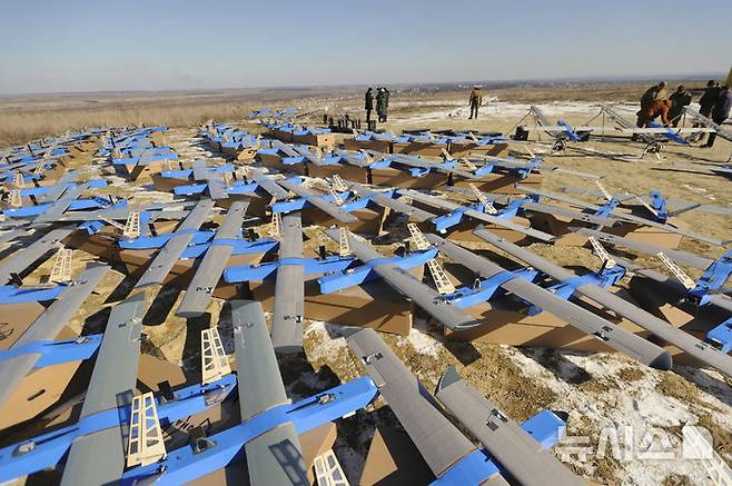 [르비우=AP/뉴시스] 지난 2월21일(현지 시간) 우크라이나 르비우의 비공개 장소에서 코지츠키 자선재단이 우크라이나산 고정익 요격 드론 '베소마르 3210'을 우크라이나군에 전달하는 모습. 2025.09.12.