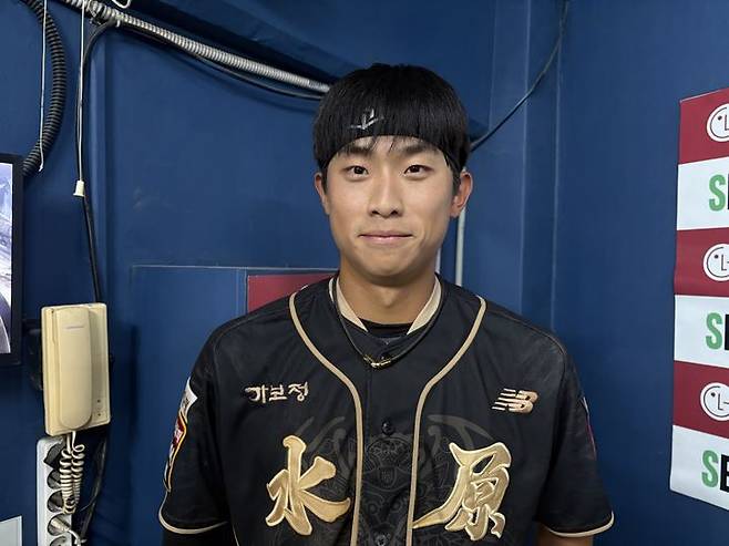 [서울=뉴시스] 신유림 기자=프로야구 KT 위즈의 외야수 유준규가 지난 11일 잠실구장에서 벌어진 2025 신한 쏠뱅크 KBO리그 LG 트윈스와의 경기에 7회 교체 출전해 1타수 1볼넷 2득점을 기록한 뒤 인터뷰를 마치고 카메라를 응시하고 있다. 2025.09.12. spicy@newsis.com *재판매 및 DB 금지